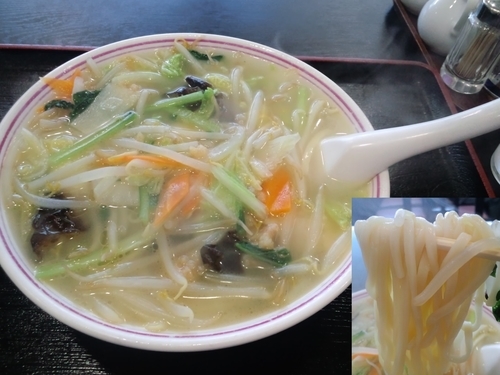 「タンメン大盛750円」@中華料理 新華の写真