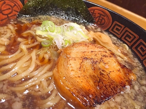 「濃厚醤油らぅ麺 味付け玉子付き」@らぅ麺 ガラ喰楽学校 大宮店の写真