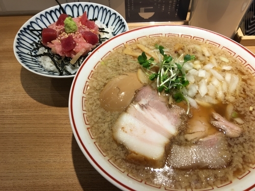 「蔵出し醤油マッタリ 煮卵入り トロたくチラシ 1000円」@超多加水自家製手揉み麺 きたかた食堂の写真