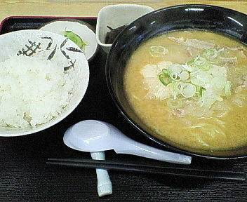 「とん汁ラーメン＋ライス小盛りセット　９００円　※」@とん汁のたちばなの写真