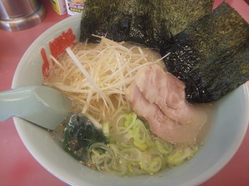 「塩ラーメン630円(麺柔味濃油普通)＆白髪ねぎ・チャーシュー」@山岡家 柏店の写真