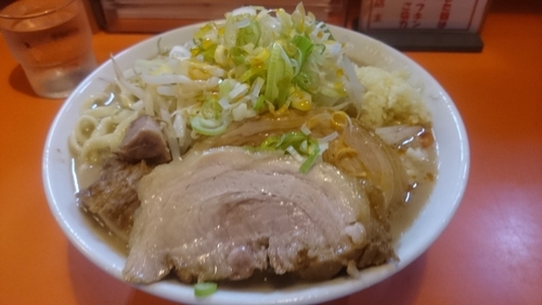 「らーめん、大盛り、豚券、ニンニク、ネギ、ラー油」@ちばからの写真