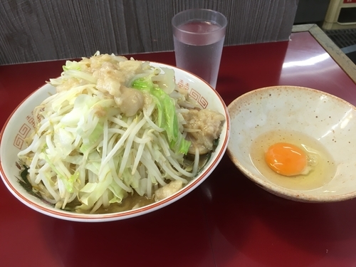 「ラーメン アブラ ＋生卵」@ジラフの写真