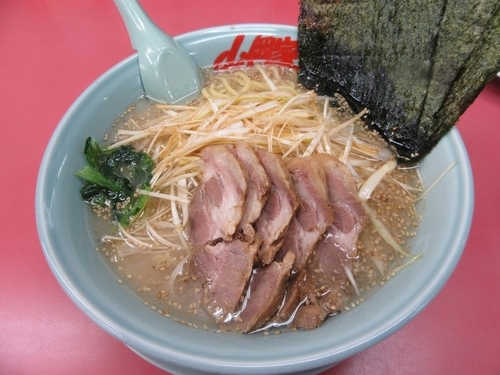 「塩ネギチャーシュー麺（９７０円）＋大盛＋餃子Ｗ」@ラーメン山岡家 東千葉店の写真