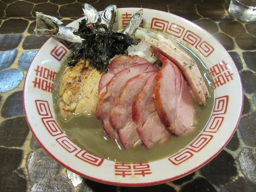 「限定　濃厚煮干ソバ（８００円）＋替え玉＋チャーシュー」@特級鶏蕎麦 龍介の写真