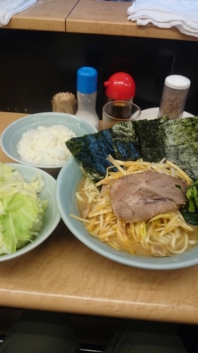 「ネギラーメン中盛(950円)＋キャベツ(100円)」@光家の写真