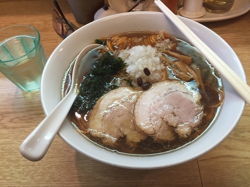 「醤油ラーメン（唐辛子麺）+大盛　750円」@麺処 あずきの写真