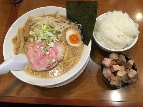 「背脂醤油ラーメン+ライス／￥750+200」@稲荷屋の写真
