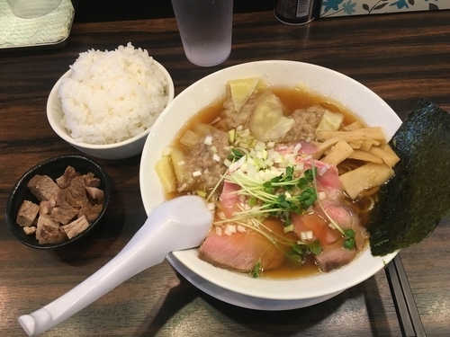 「ワンタンメン+ライス／￥900+200」@稲荷屋の写真