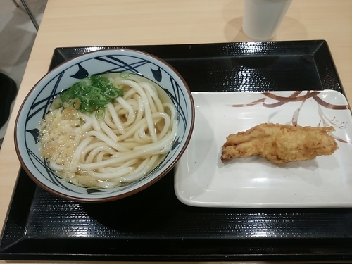 「かけうどん(並盛)290円＋かしわ天130円」@丸亀製麺 イーサイト高崎店の写真