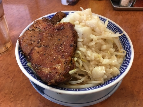 「ふじそば 中盛り 野菜、油増し 豚2枚 ¥750、¥180」@雷神 角ふじの写真