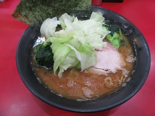 「ラーメン中（７７０円）＋青菜＋のり＋キャベツ」@杉田家 千葉祐光店の写真