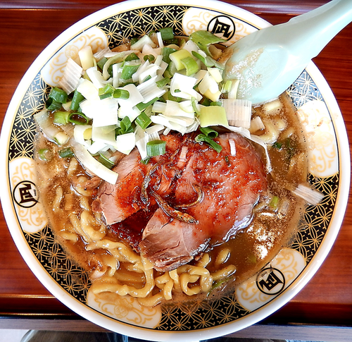 「ローストポーク煮干し＋葱（950円）」@すごい煮干ラーメン 凪 秋葉原UDX店の写真
