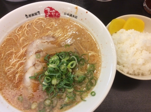 「ラーメン 大盛 麺30秒硬め＋辛いの多目＋ライス普通」@京都銀閣寺 ますたにラーメン 日本橋本店の写真