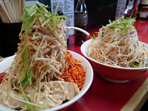 「冷やし中華(ヤサイ・ニンニク・辛揚げ・ガリマヨマシマシ)」@千里眼の写真