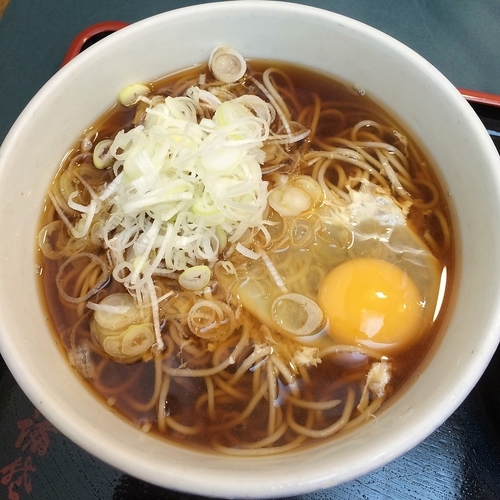 「かけ￥２６０＋生卵￥４０」@小諸そば 新宿一丁目店の写真