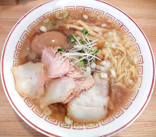 「蔵出し醤油（すっきり）＋味玉・玉葱（770円）」@超多加水自家製手揉み麺 きたかた食堂の写真