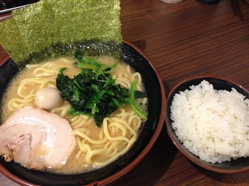 「ラーメン並＋サービスライス」@横浜家系ラーメン 稲田家の写真