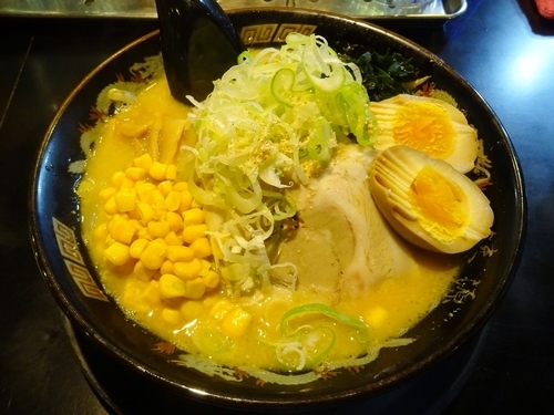 「札幌味噌らーめん（800円）＋味付玉子（100円）＋コーン」@北海道らーめん 味源 立川北口店の写真