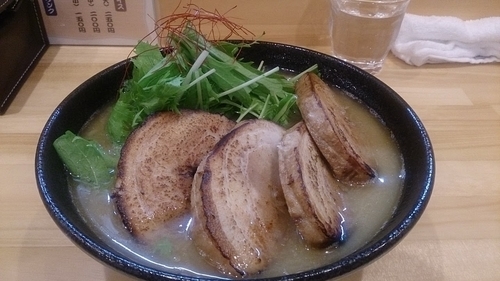 「鳥ぱいたんらーめん　しょうゆ（大盛）+チャーシュー三枚」@めん処 愛やの写真