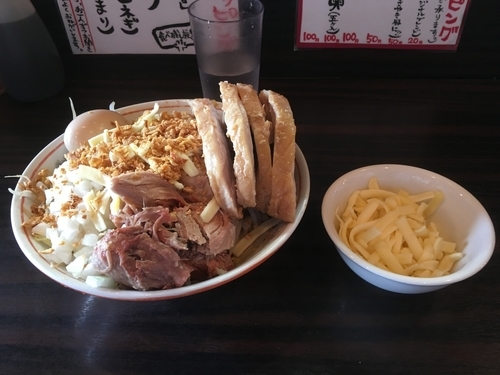 「汁なしまぜそば＋バラチャー肉増し×2＋味玉＋チーズ」@大盛軒の写真