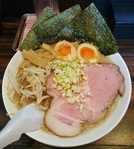 「背脂醤油ラーメン 750円＋ライス 200円」@稲荷屋の写真