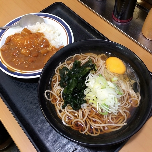「ミニカレーセット(生卵）＋ビール」@名代 富士そば 神田店の写真