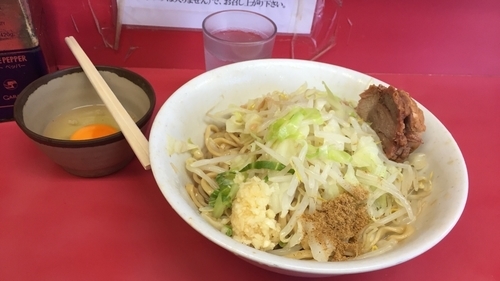 「汁なし・小・ニンニク・魚粉・生卵」@ラーメン二郎 環七一之江店の写真