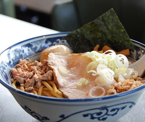 「油そば+燻玉」@油そば 兎に角 南守谷店の写真