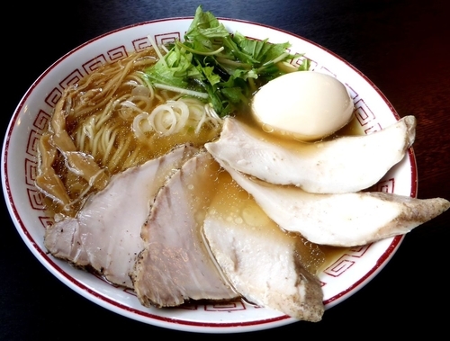 「中華そば醤油（７００円）＋たまちゃ（味玉＋チャーシュー）」@麺屋 京介の写真