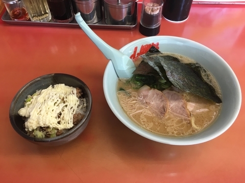 「醤油ラーメン（味薄め、麺固め）＋ネギマヨチャーシュー丼」@ラーメン山岡家 笛吹店の写真