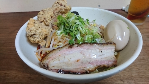 「【今週の限定】豚バラ軟骨入り汁なし辛旨担々麺+がっつり」@丹行味素 北新横浜本店の写真