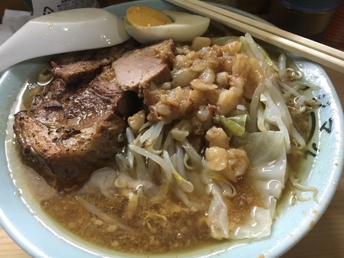 「ラーメン（麺少なめ）＋白＋炙り【900円】」@ラーメン富士丸 明治通り都電梶原店の写真