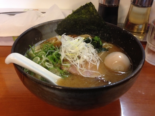 「鎧ラーメン太麺＋味玉  大盛り無料」@麺や 鐙 大和店の写真