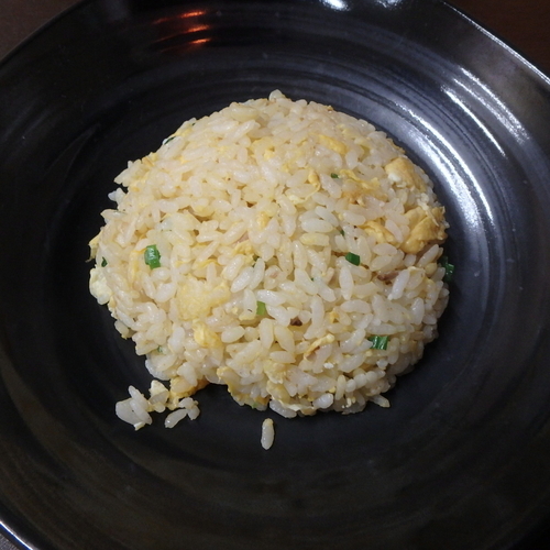 「八春らーめん(３辛)(680円)、半チャーハン＋から揚げ」@旨辛ラーメン 八春の写真