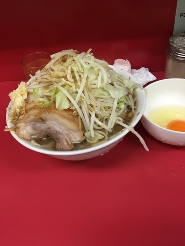 「小豚ダブルヤサイニンニクカラメ＋生卵」@ラーメン二郎 千住大橋駅前店の写真