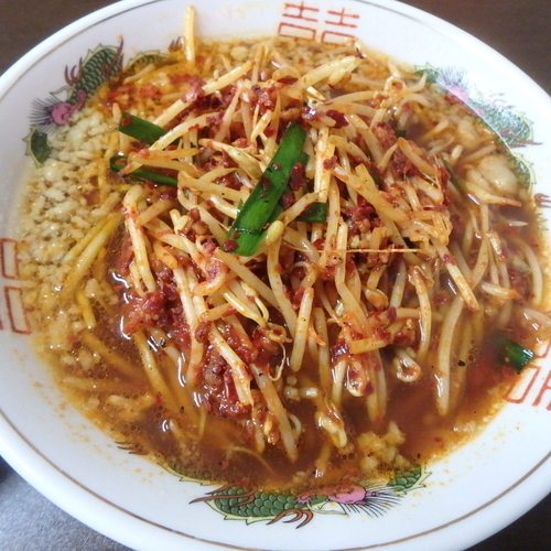 「八春らーめん(３辛)(680円)、半チャーハン＋から揚げ」@旨辛ラーメン 八春の写真