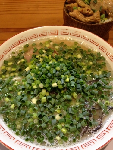 「博多ラーメン  ネギ増し  もつめし」@博多屋台の写真