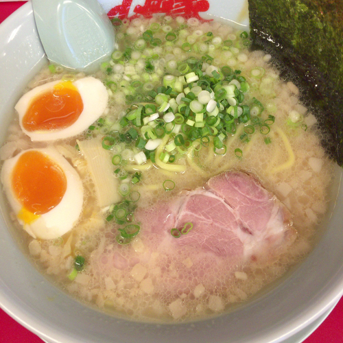 「プレミアム塩とんこつ　830円⇒0円（サービス券13枚）」@ラーメン山岡家 大泉店の写真