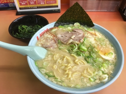 「限定 塩麹ラーメン ほうれん草＋クーポンチャーシュー」@ラーメン山岡家 上尾店の写真