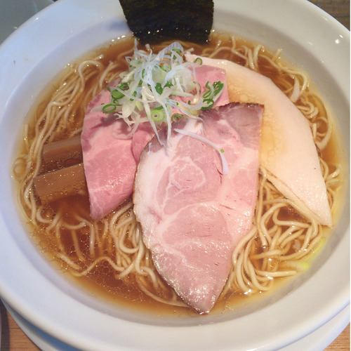 「鶏しょうゆらーめん　690円」@らーめん専門 うしおととりの写真