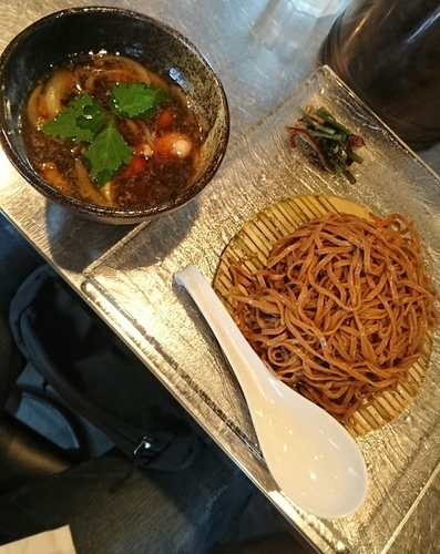 「鴨つけそば900円　鴨出汁炊き込みご飯300円」@日の丸さんじの写真