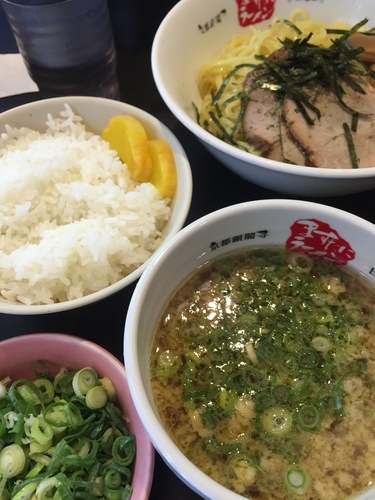 「つけ麺、サービスライス」@京都銀閣寺 ますたにラーメン 日本橋本店の写真