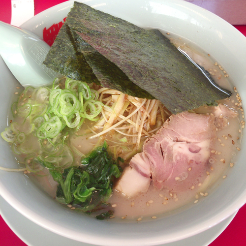 「塩ラーメン（オオメ　カタメ）　630円　味付ネギ」@ラーメン山岡家 大泉店の写真