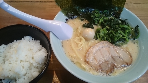 「ラーメン・醤油＋ほうれん草」@横浜家系らーめん 魂心家 大和店の写真