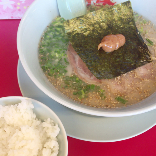 「朝ラーメン（オオメ　カタメ）400円　チャーシュー2枚」@ラーメン山岡家 大泉店の写真
