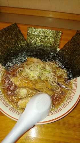 「らーめん 650円 (手揉麺) 海苔2枚(ラーパス)」@麺や 松の写真