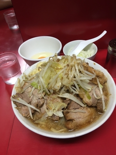 「小豚ニンニク多めヤサイカラメ白ネギ生卵」@ラーメン二郎 西台駅前店の写真