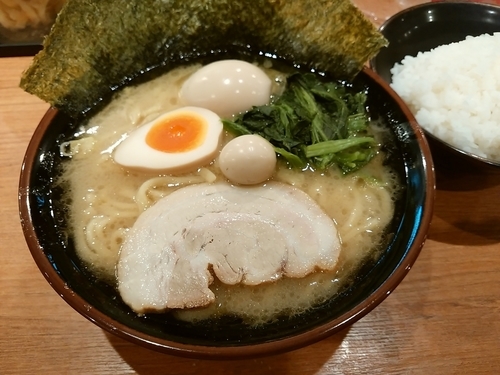 「味玉ラーメン＋ライス」@横浜家系ラーメン 大森家の写真