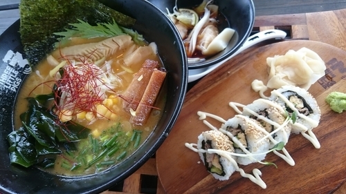 「ラーメンプレートを味噌ラーメン、大盛り」@THREE LITTLE PIGSの写真